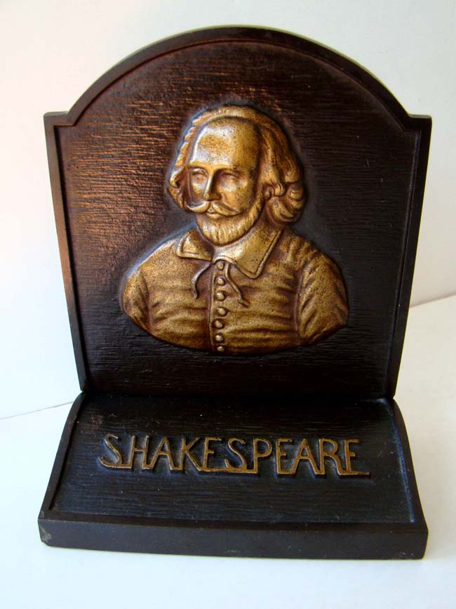 A fine pair of antique cast iron bookends featuring a bust of William Shakespeare made by Bradley & Hubbard circa 1920.